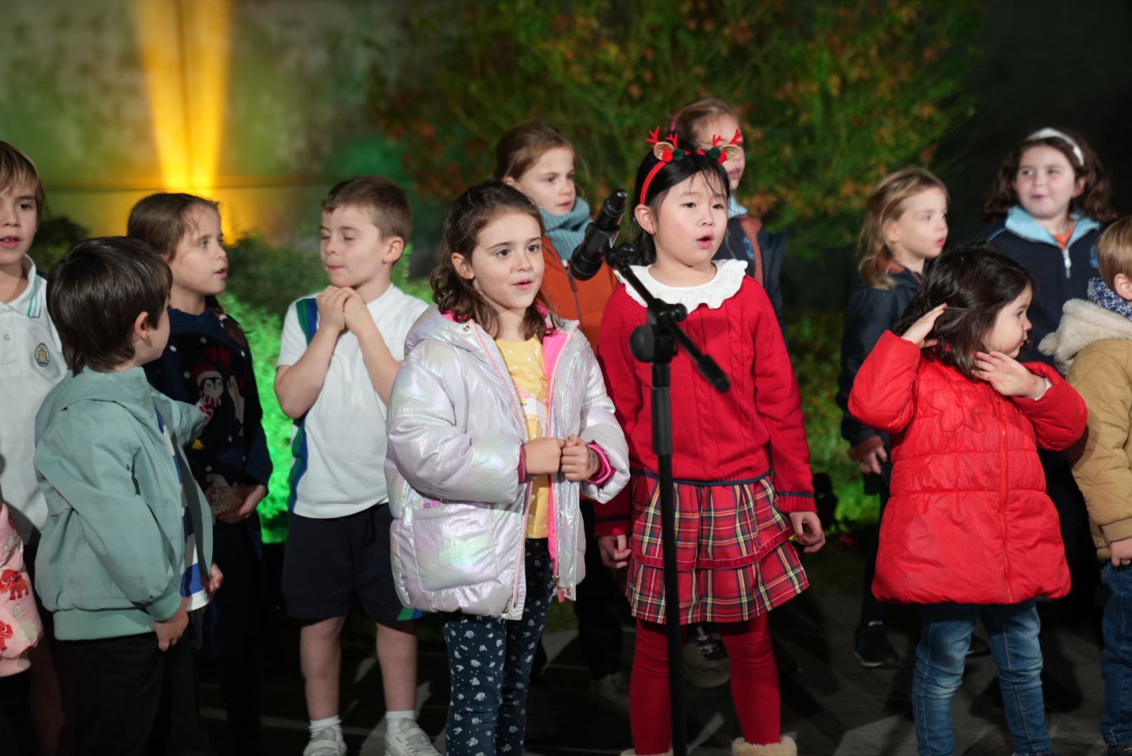 En imágenes: el Palacio Euskalduna se tematiza por Navidad
