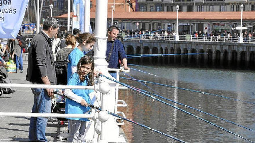 La escuela de pesca se sumerge en la Ría de Bilbao