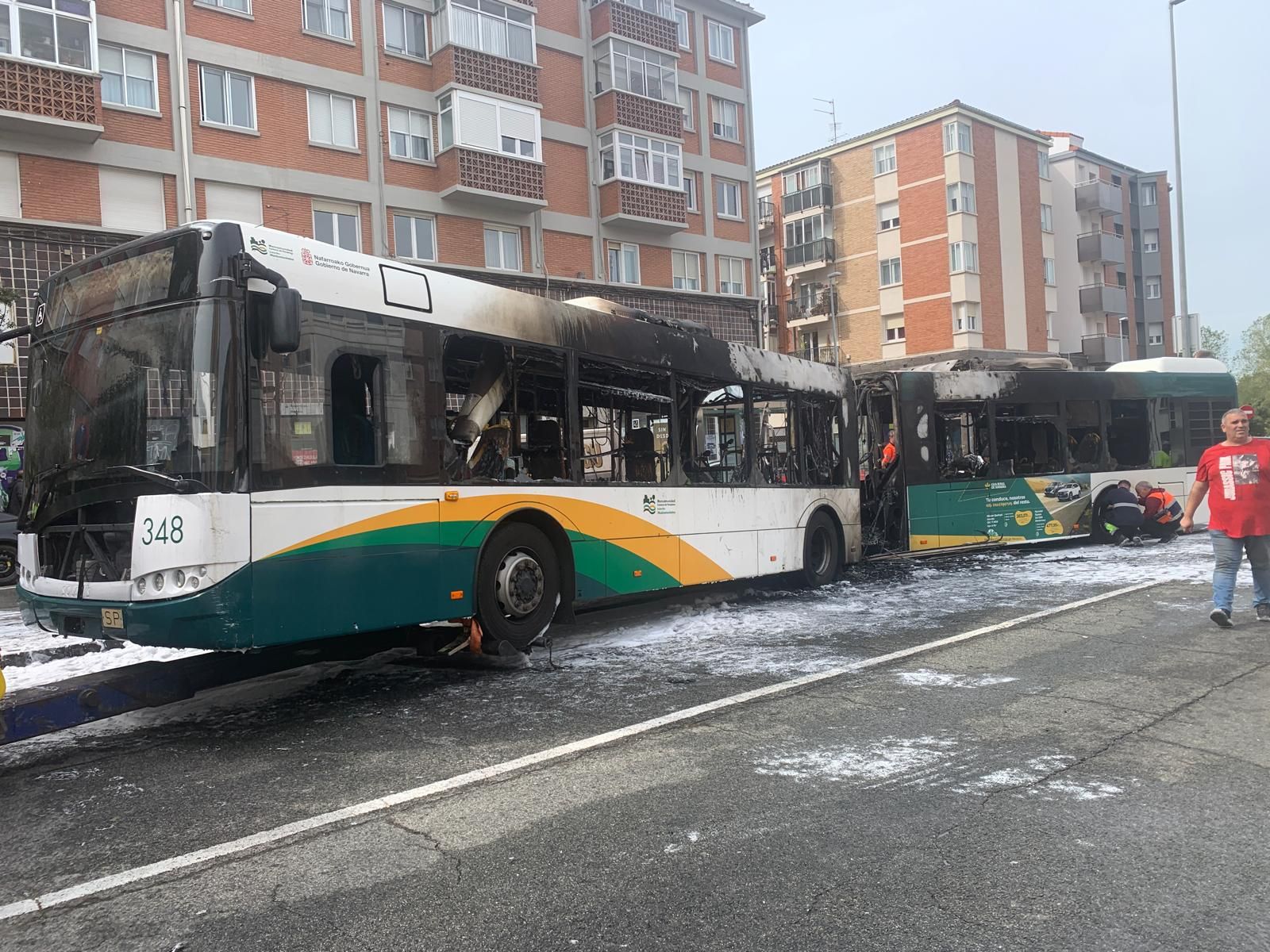 Fotos de la villavesa ardiendo en Berriozar