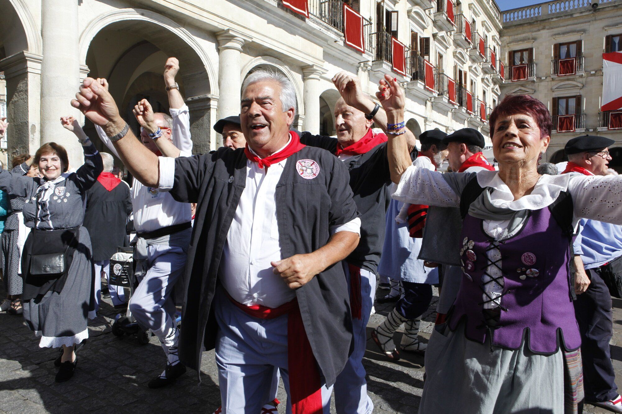 Los blusas y neskas veteranos ya disfrutan de su día en La Blanca