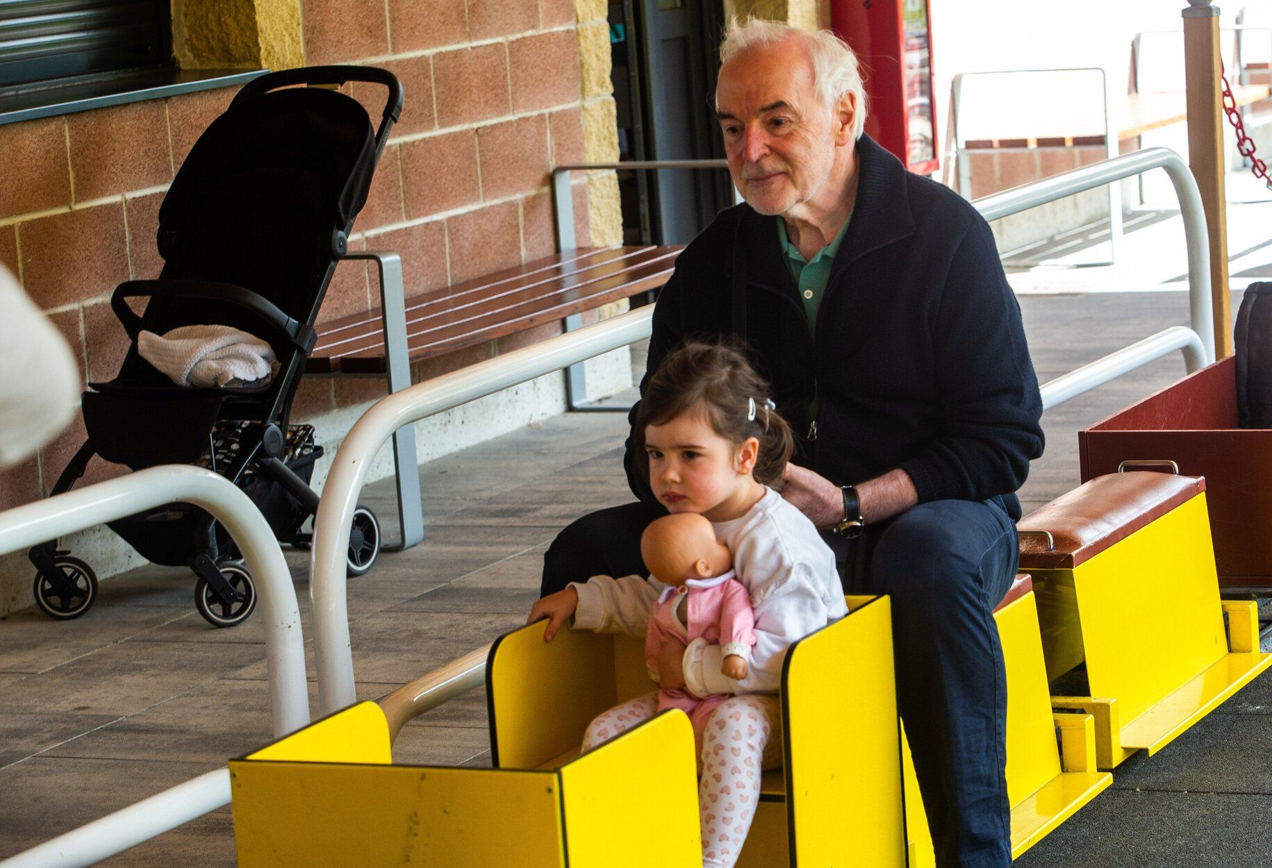 FOTOS | Budimir disfruta con su familia y se monta en el tren de Trinitarios