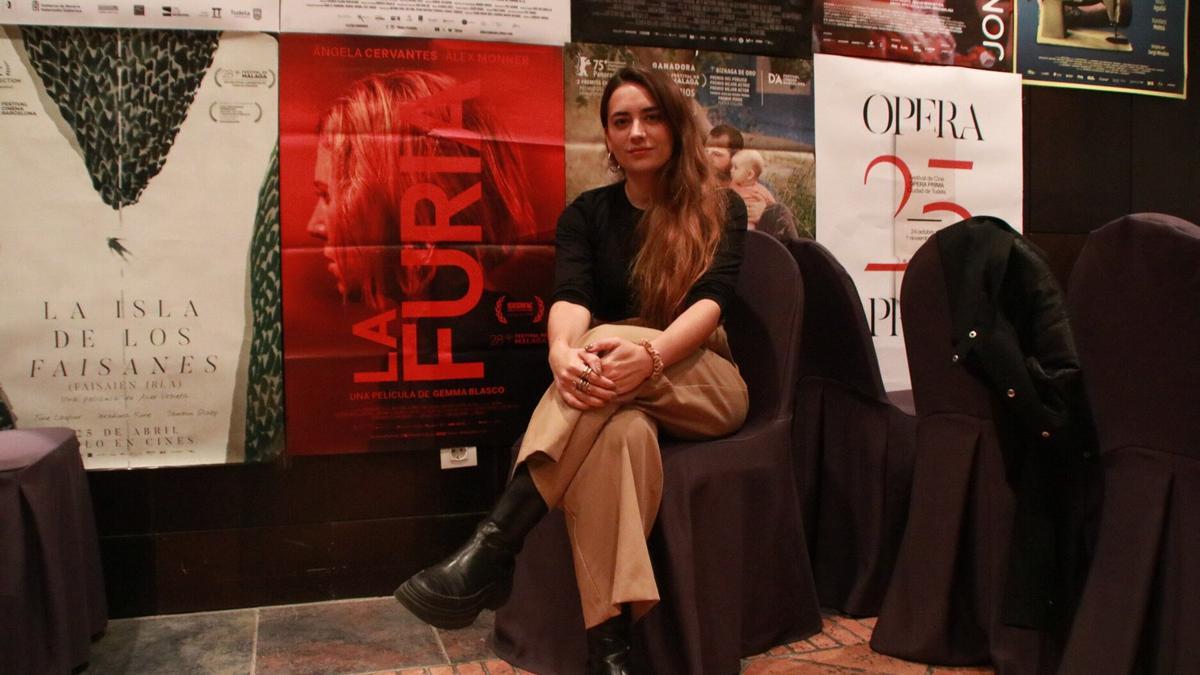 Gemma Blasco, directora de &#039;La Furia&#039;, con los carteles del festival.