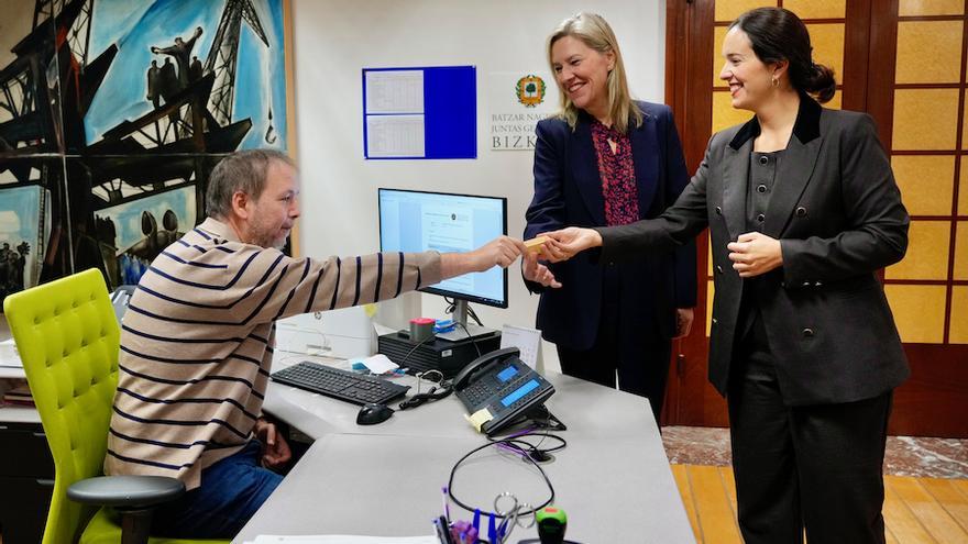 La diputada de Hacienda y Finanzas, Itxaso Berrojalbiz, registra el proyecto de presupuestos junto a la presidenta de las Juntas Generales, Ana Otadui