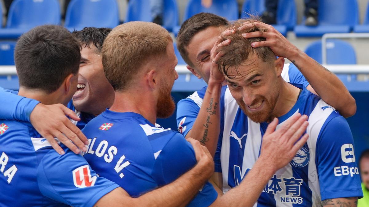 Toni Martínez recibe la efusiva felicitación de Carlos Vicente y Tenaglia, tras marcar el segundo gol del Deportivo Alavés.