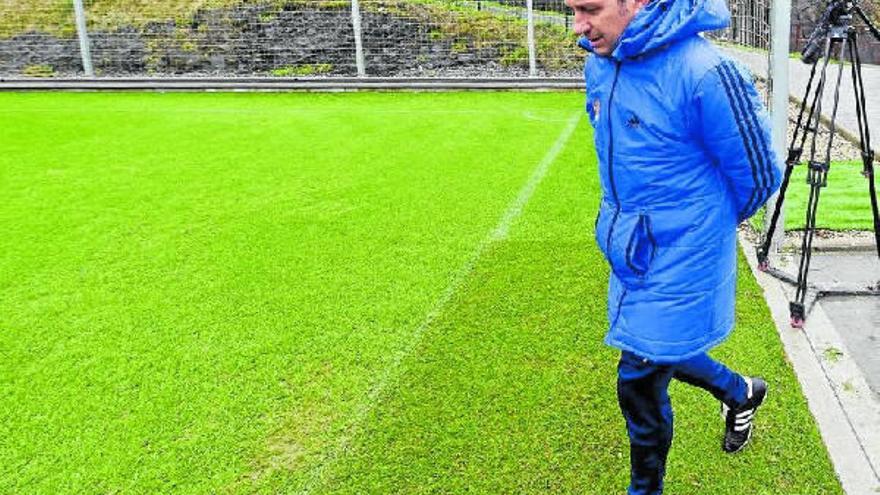Eusebio Sacristán entra cabizbajo en el campo de entrenamiento de Zubieta.