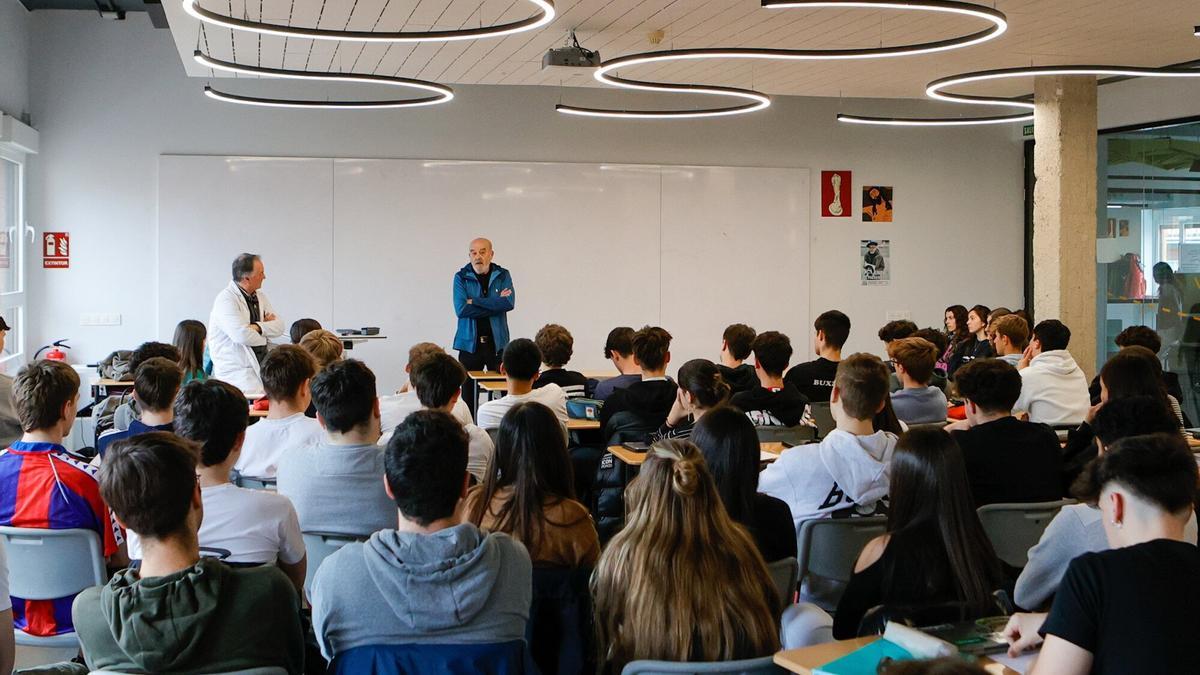 Eneko Etxeberria, hermano de Naparra, durante la charla que dio a alumnos de 2º de Bachillerato del Colegio San Ignacio en marzo de 2024, dentro del ciclo sobre memoria y reconciliación.