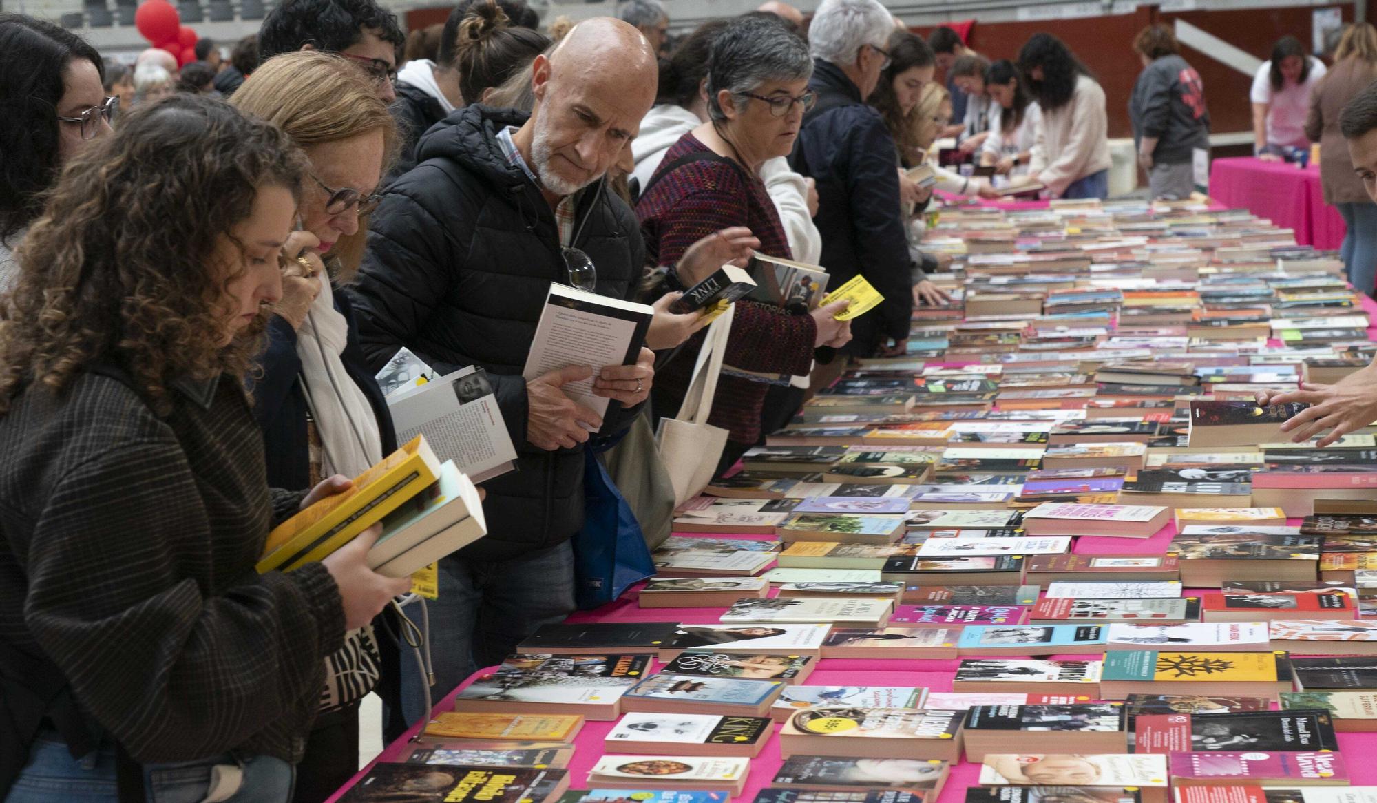 El Iradier, convertido en mercado de trueque de libros