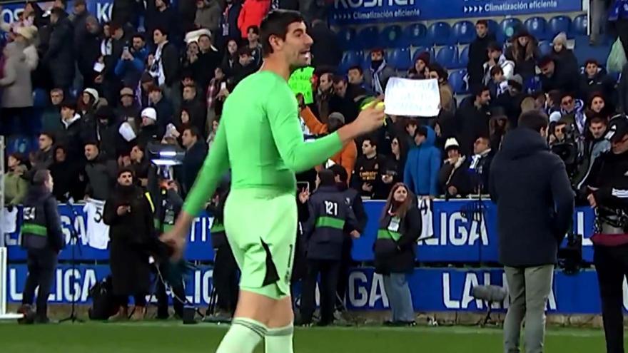 El enganchón de Courtois con la grada de Mendizorroza