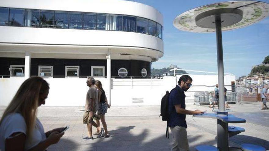Los móviles pueden cargarse desde este viernes en un cargador solar gratuito en Donostia