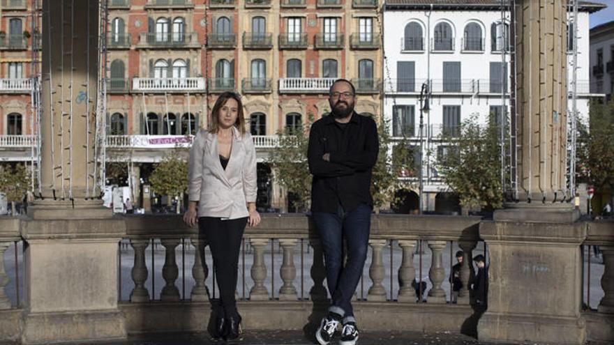 Marta Etura y Fernando González Molina, ayer en el kiosco de la Plaza del Castillo de Pamplona.