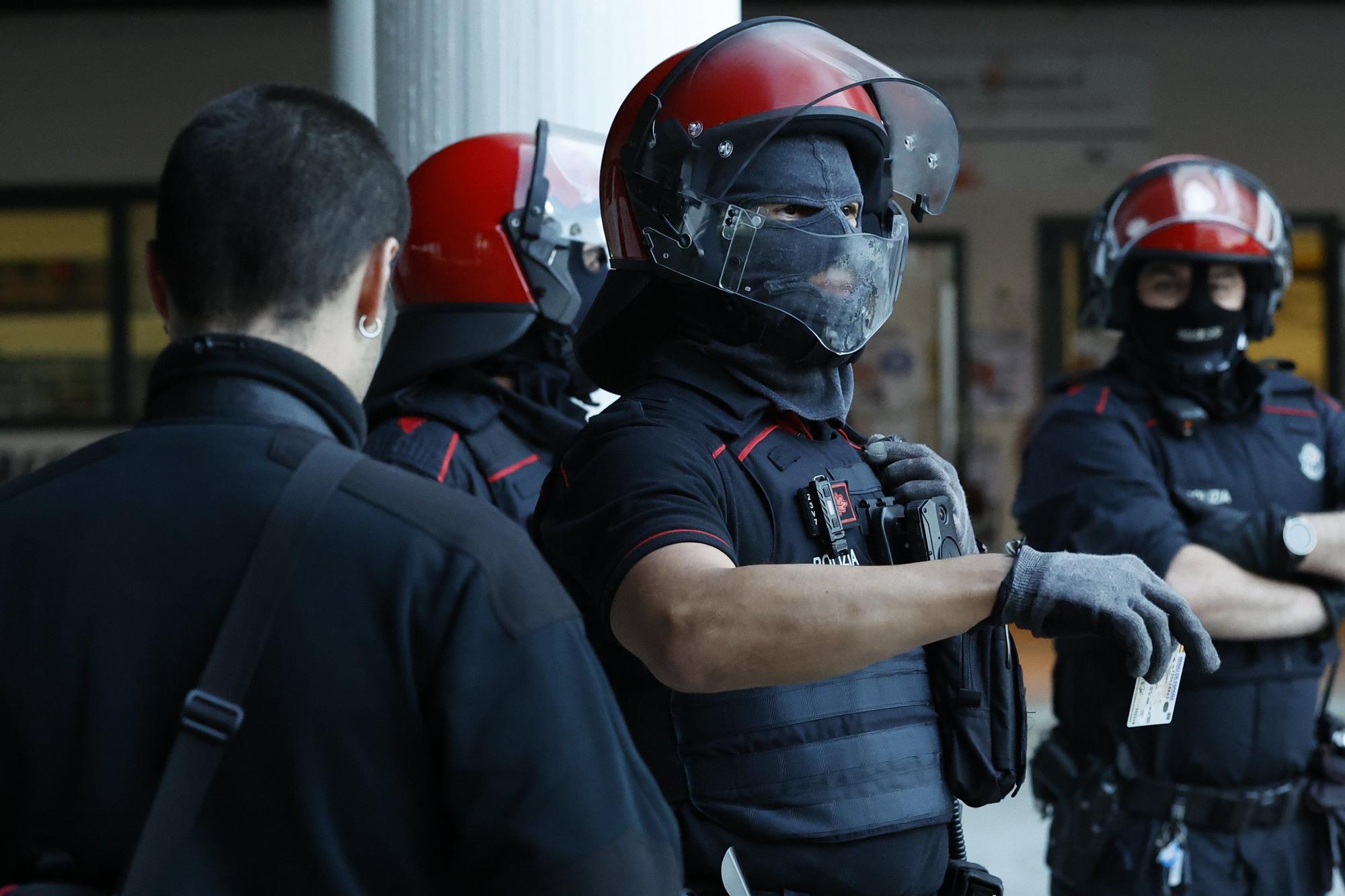 Queman y cruzan contenedores en los accesos de la EHU en Leioa