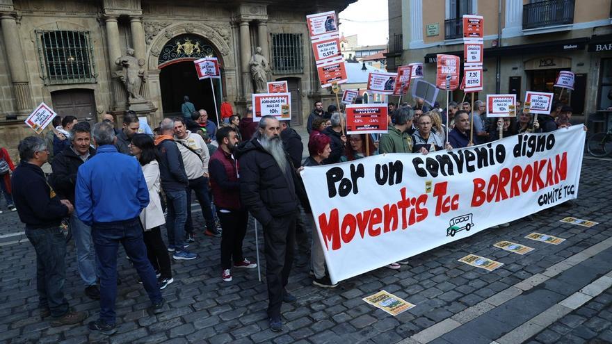 Medio centenar de conductores de villavesas piden la implicación del Ayuntamiento de Pamplona