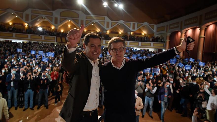 Juanma Moreno y Alberto Núñez Feijoo en un acto del PP en Torremolinos.