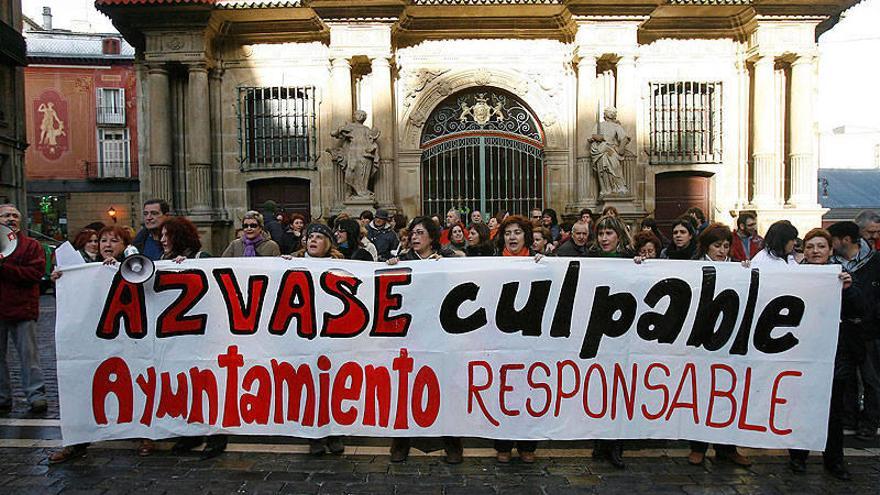 Concentracion de trabajadores de Azvase, en el Ayuntamiento de Pamplona.