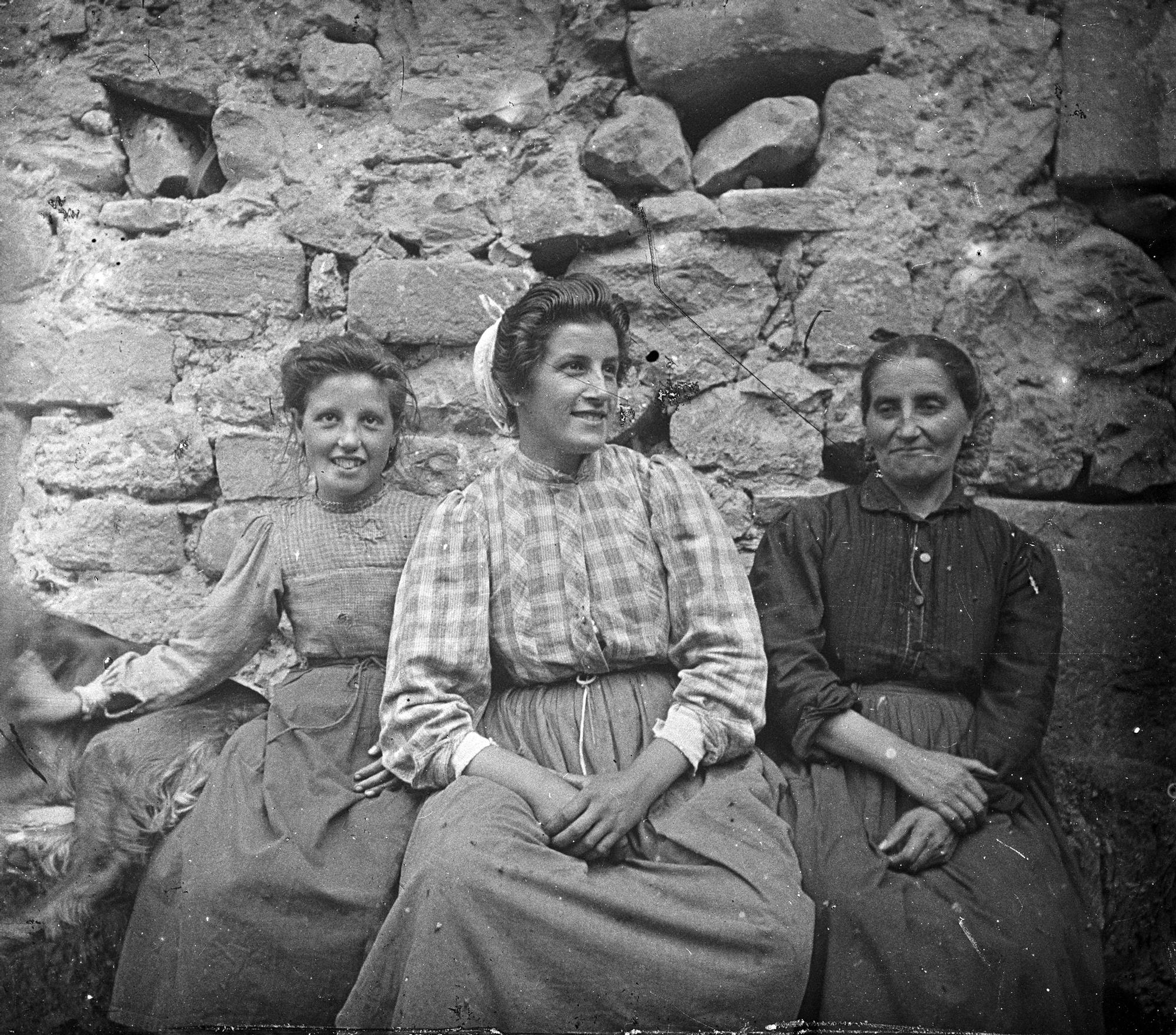 Imágenes antiguas de mujeres baserritarras en Euskadi