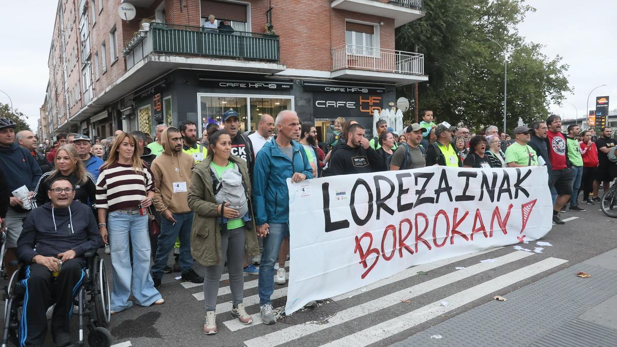 Manifestación de los jardineros de Vitoria en huelga en el entorno de Olarizu durante la última romería