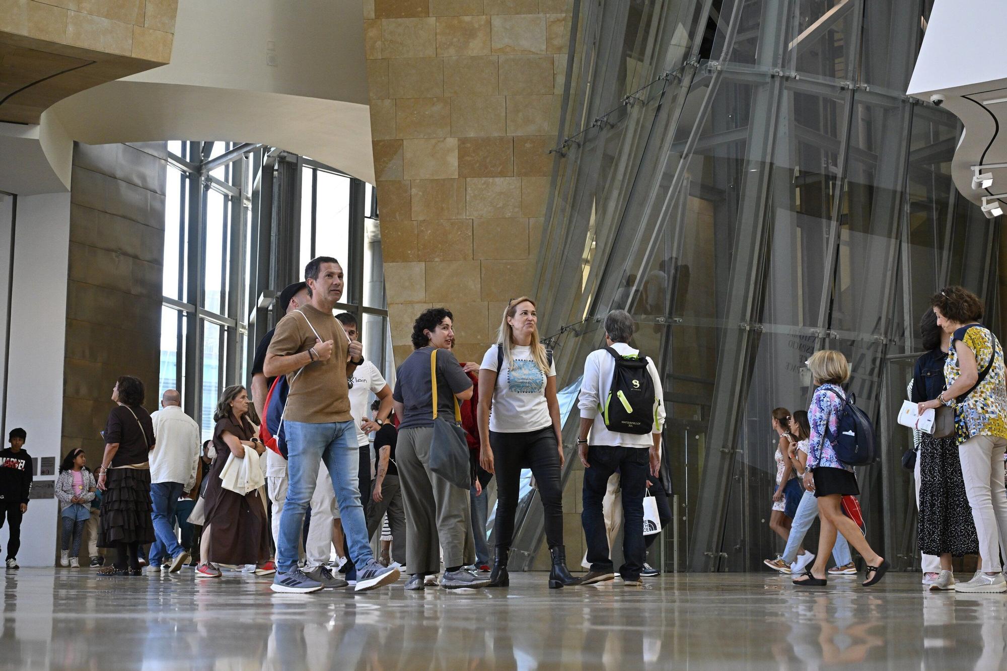 El Museo Guggenheim acoge a miles de visitantes en su 28º cumpleaños