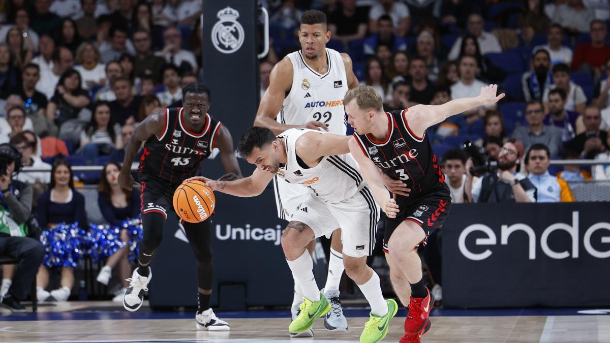 Harald Frey intenta robar un balón a Facu Campazzo.