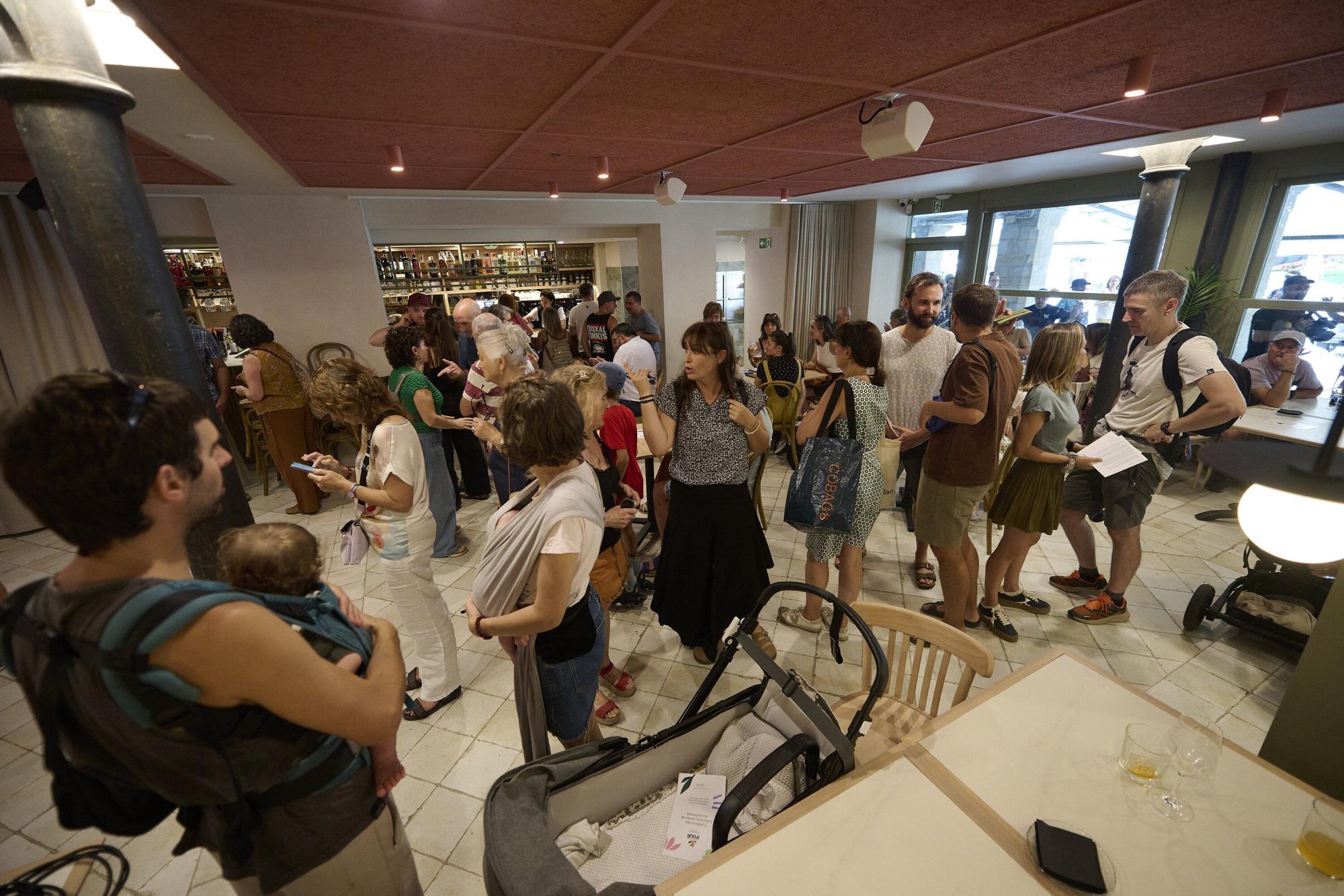 Fotos de la inauguración del bar Laba Elkartea en la Plaza del Castillo