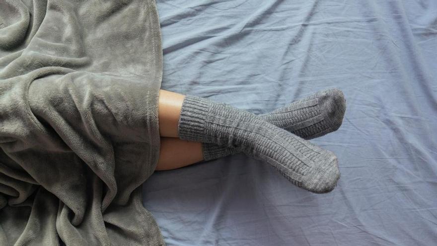 Dormir con calcetines: ¿ayuda a descansar mejor?