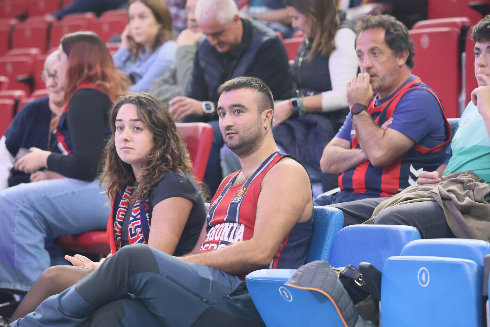 En imágenes: ¡Búscate en las gradas del Buesa Arena en el Baskonia - La Laguna Tenerife!