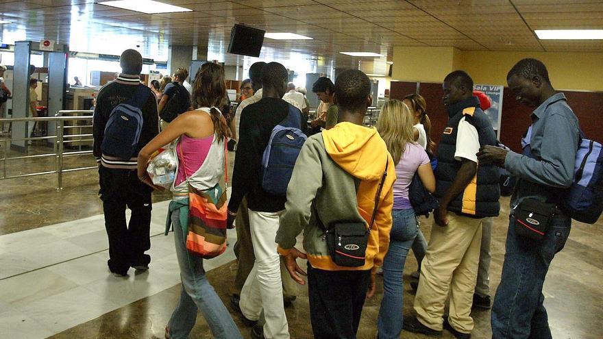 Bizkaia pide a la Fiscalía que aceleré las pruebas de edad ante el "repunte" de migrantes con pasaportes dudosos de menor