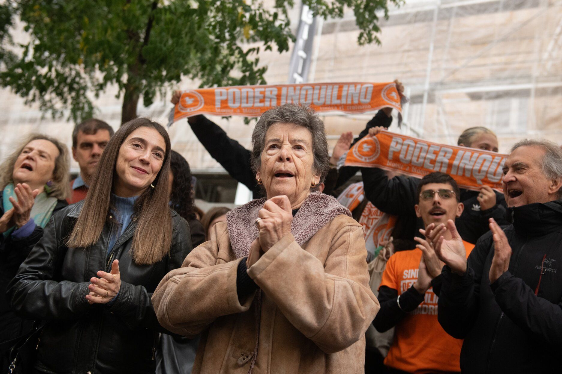 Mari Carmen, de 87 años, logra frenar su desahucio