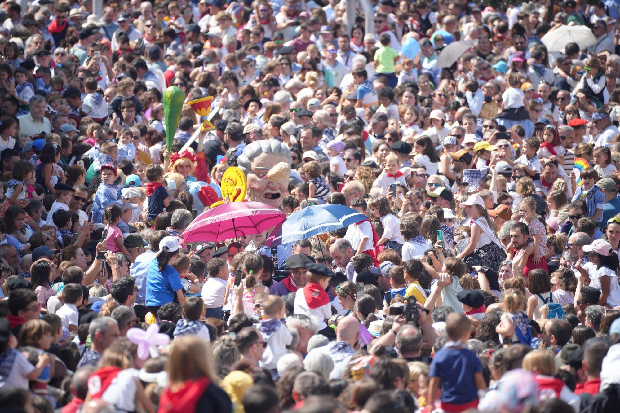 En imágenes: Edurne y Celedón Txiki abarrotan un año más la plaza de la Virgen Blanca