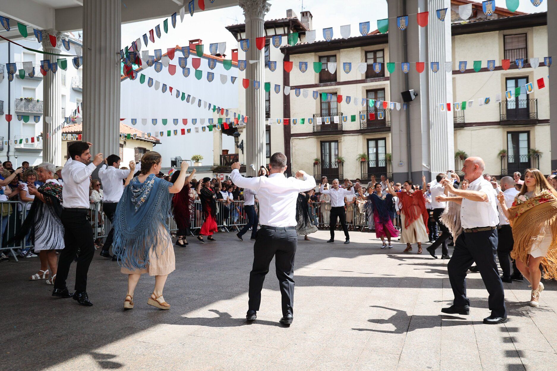 Emoción en Ordizia con el baile de los Santaneros