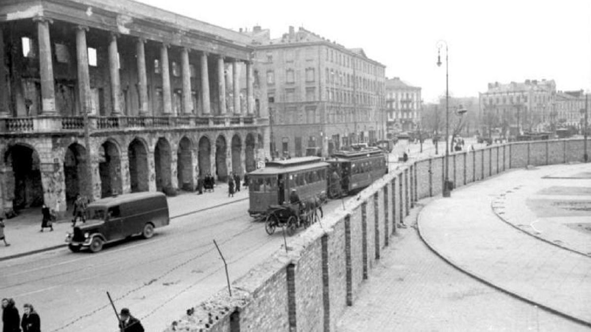 Muro del gueto de Varsovia. Vista del Palacio Lubomirski bombardeado en el parque Puerta de Hierro, 24 de mayo de 1941.