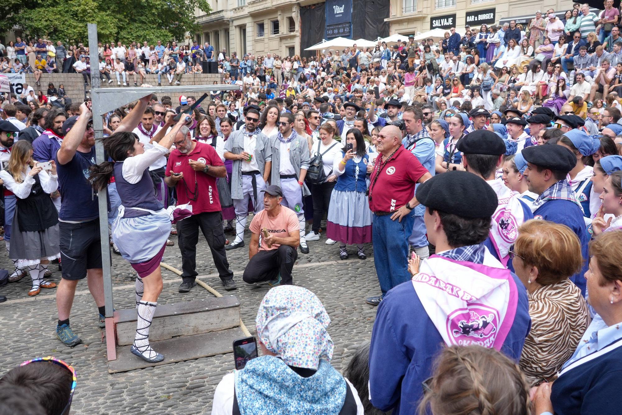 En imágenes: Blusas y neskas triunfan en los herri kirolak