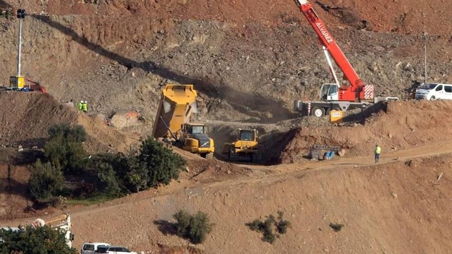 El proceso de entubado de los 60 metros de la galería vertical paralela al pozo donde se va a rescatar a Julen.