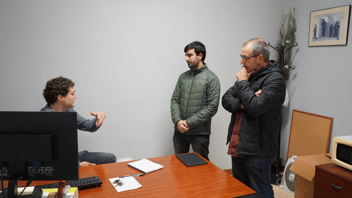 Teo Alberro e Iraitz Pazos visitan la oficina