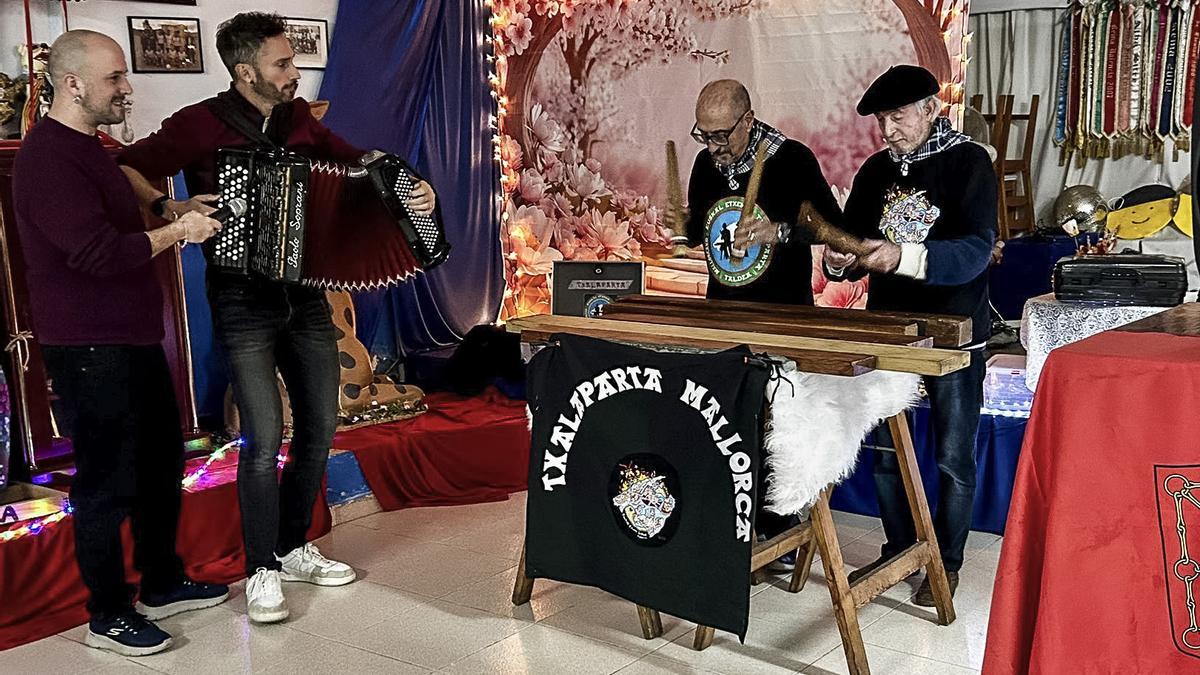 Actuación de los músicos Jorge Paris y Mikel Alcasena.