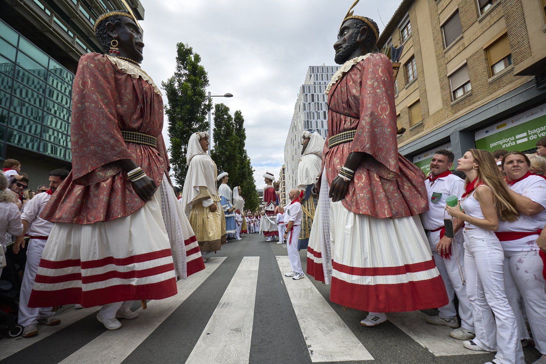 Imágenes de la primera salida de la Comparsa de Gigantes estos Sanfermines