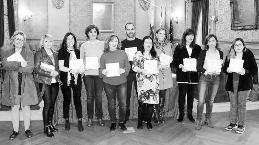 La edil Silvia Cepas, con representantes de los centros educativos en la presentación del cuento.