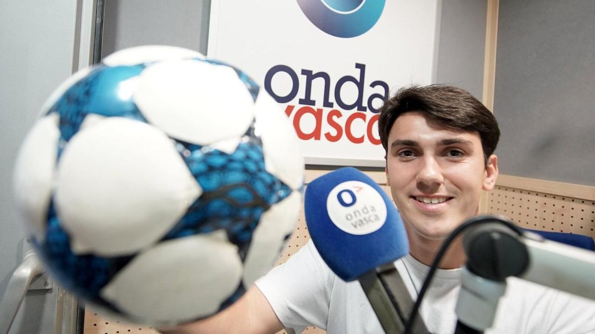 El narrador de los partidos de la Real en Onda Vasca, Samu Valcárcel