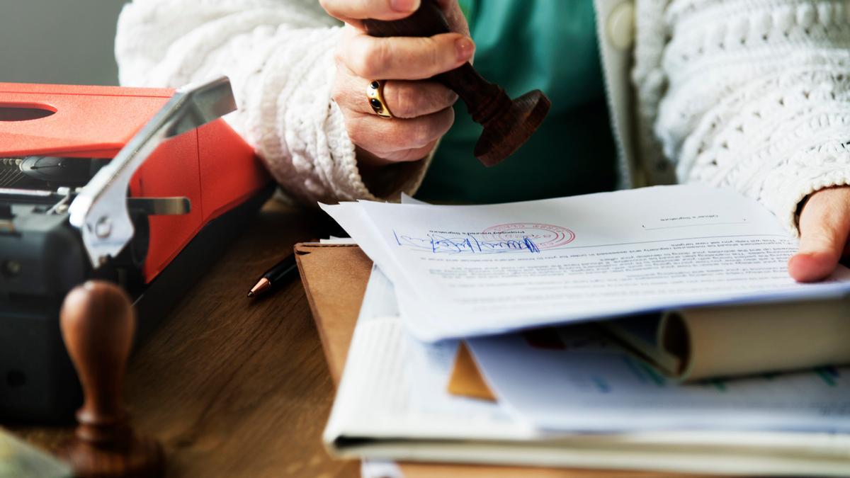 Inscirbiendo un nacimiento en el registro correspondiente.