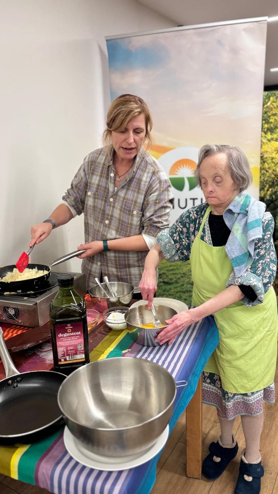En imágenes: Una tarde de historias, cariño y tortillas con los mayores de Vitoria