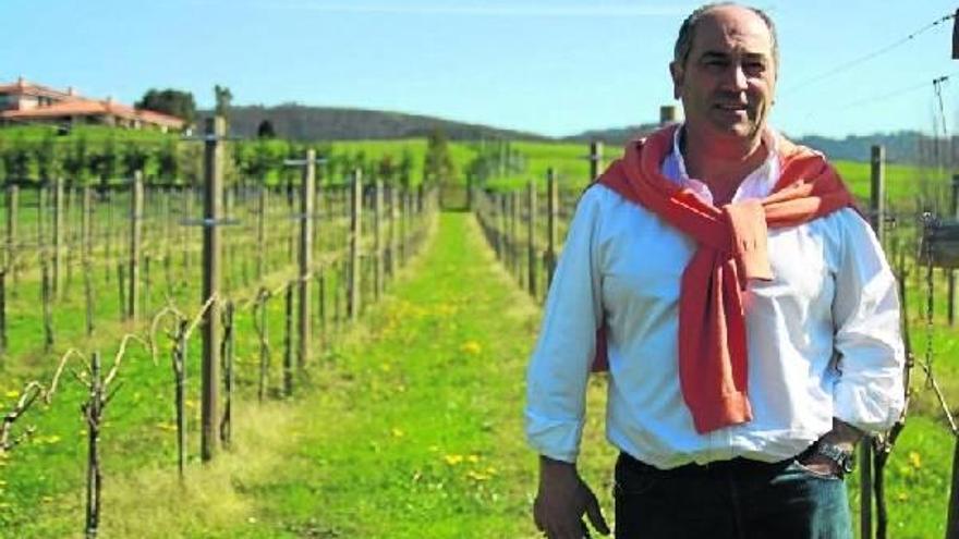 Iñaki Zarate, txakolinero lezamarra que desde 2002 produce su propio caldo en su localidad y con quien el Ayuntamiento de Derio ha firmado un convenio de colaboración.