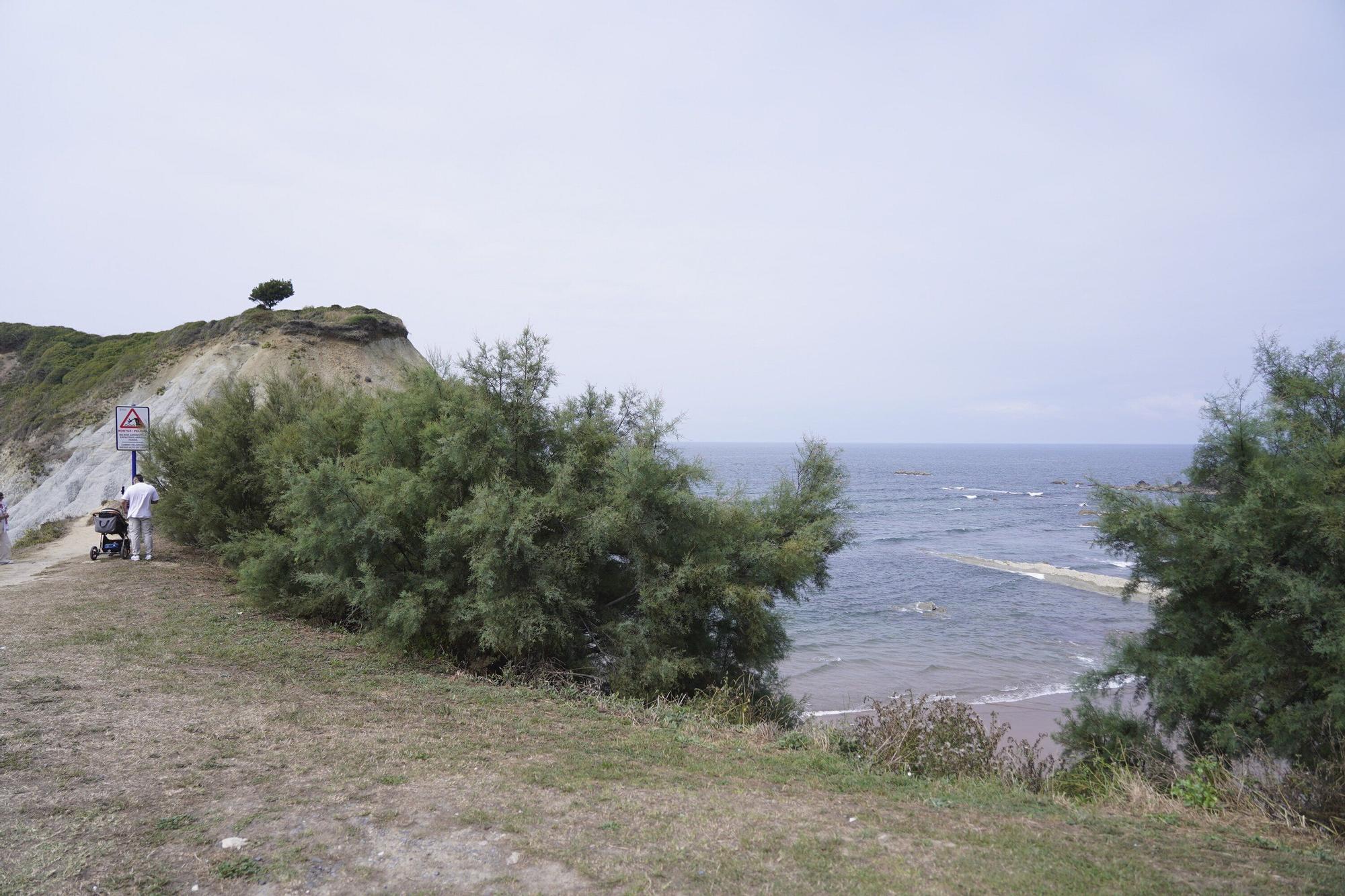 En imágenes: Denuncian suciedad y actos incívicos en los aledaños de la playa de Arriatera-Atxabiribil