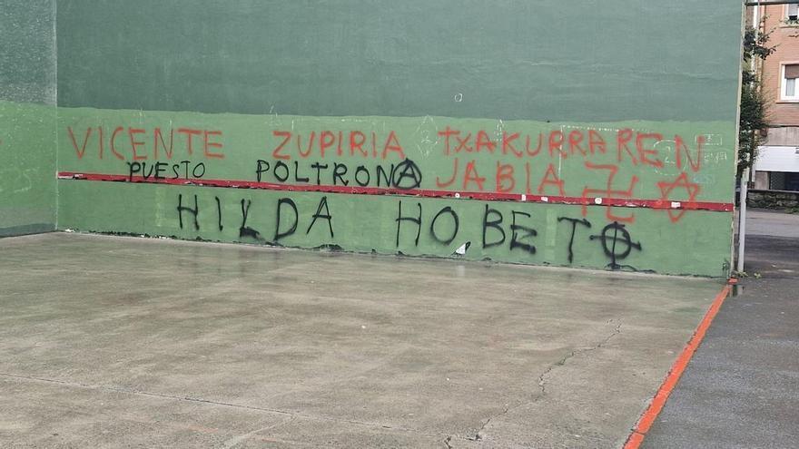 Pintadas con graves amenazas contra la Ertzaintza y Zupiria en Hernani