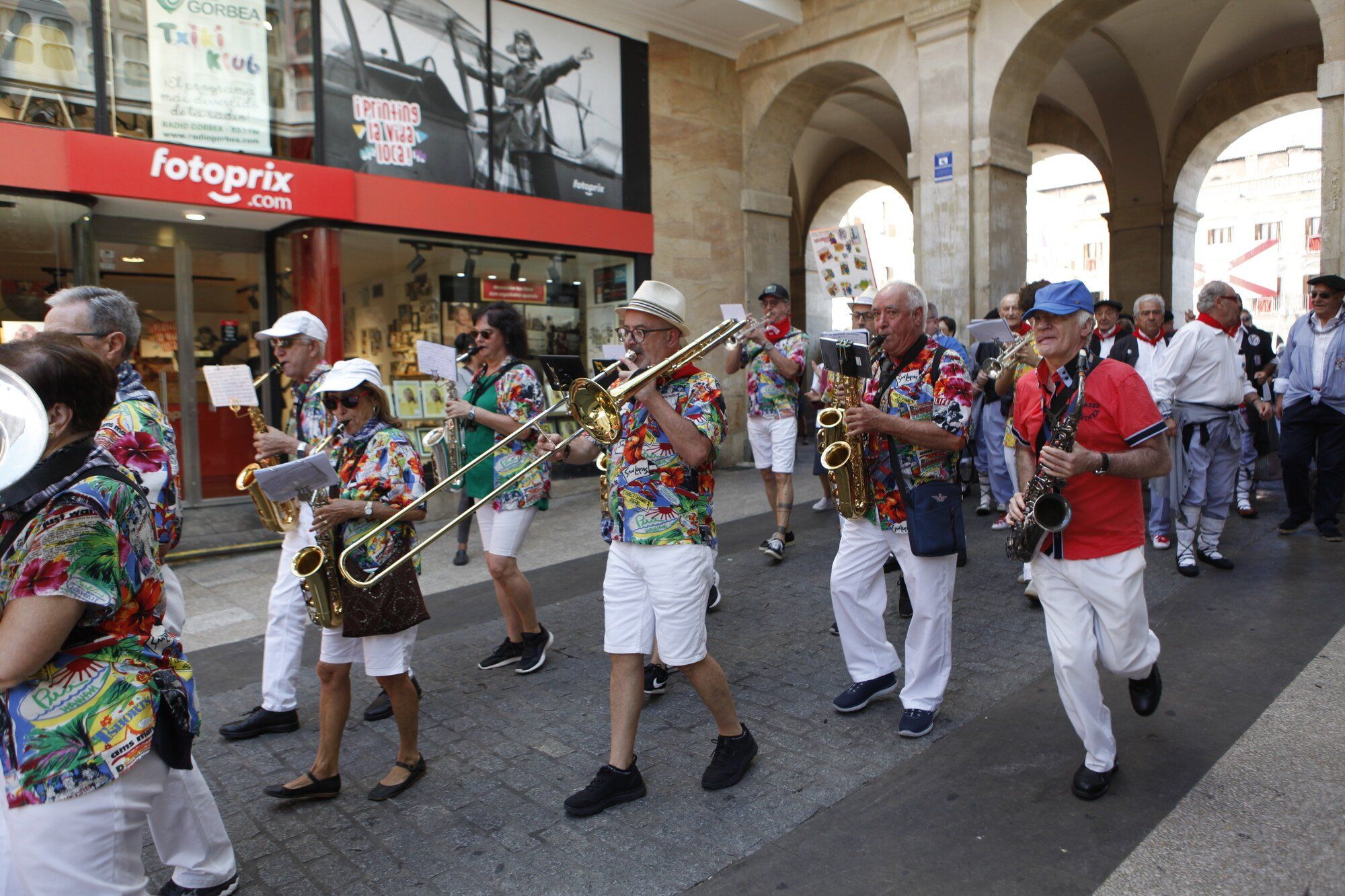 Los blusas y neskas veteranos ya disfrutan de su día en La Blanca