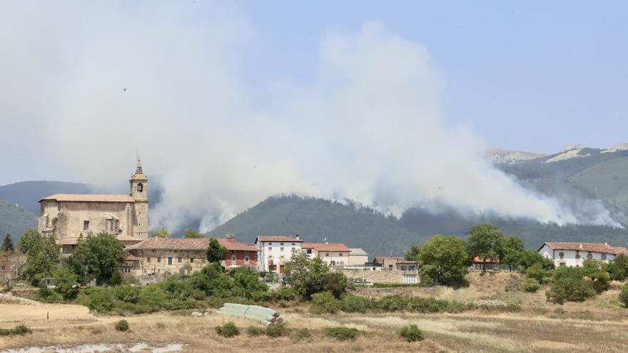 Medio centenar de bomberos combaten el incendio en Galarreta