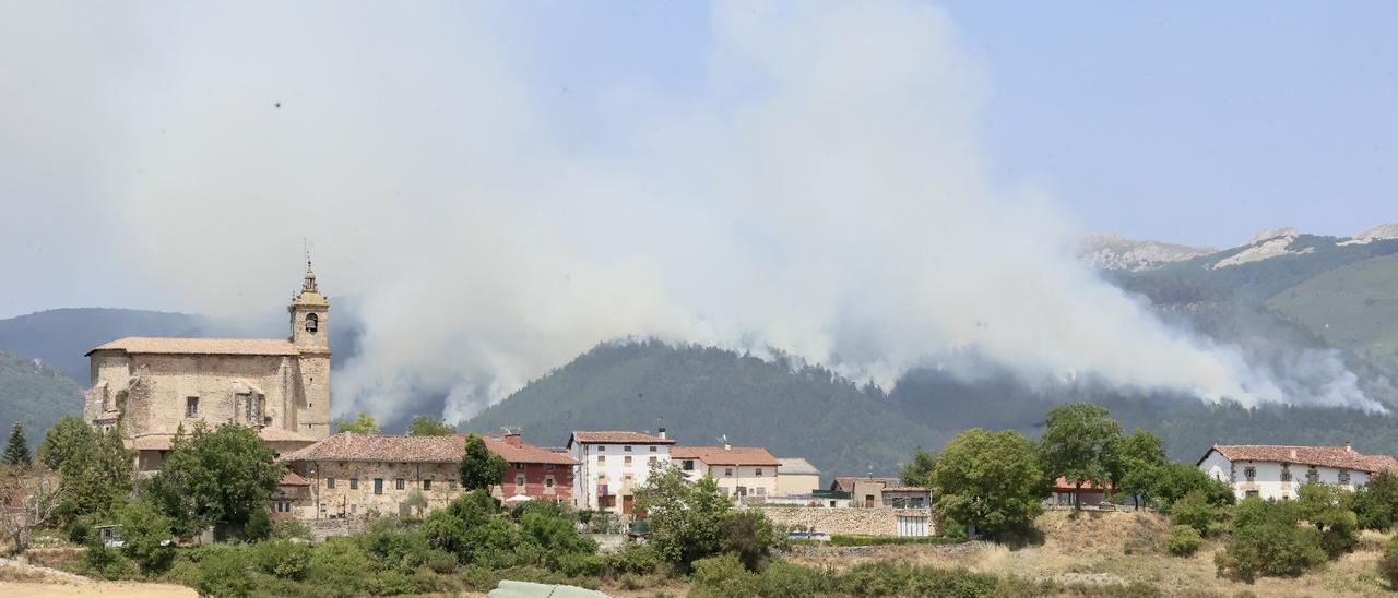 En imágenes: Activo el incendio forestal en el monte Galarreta