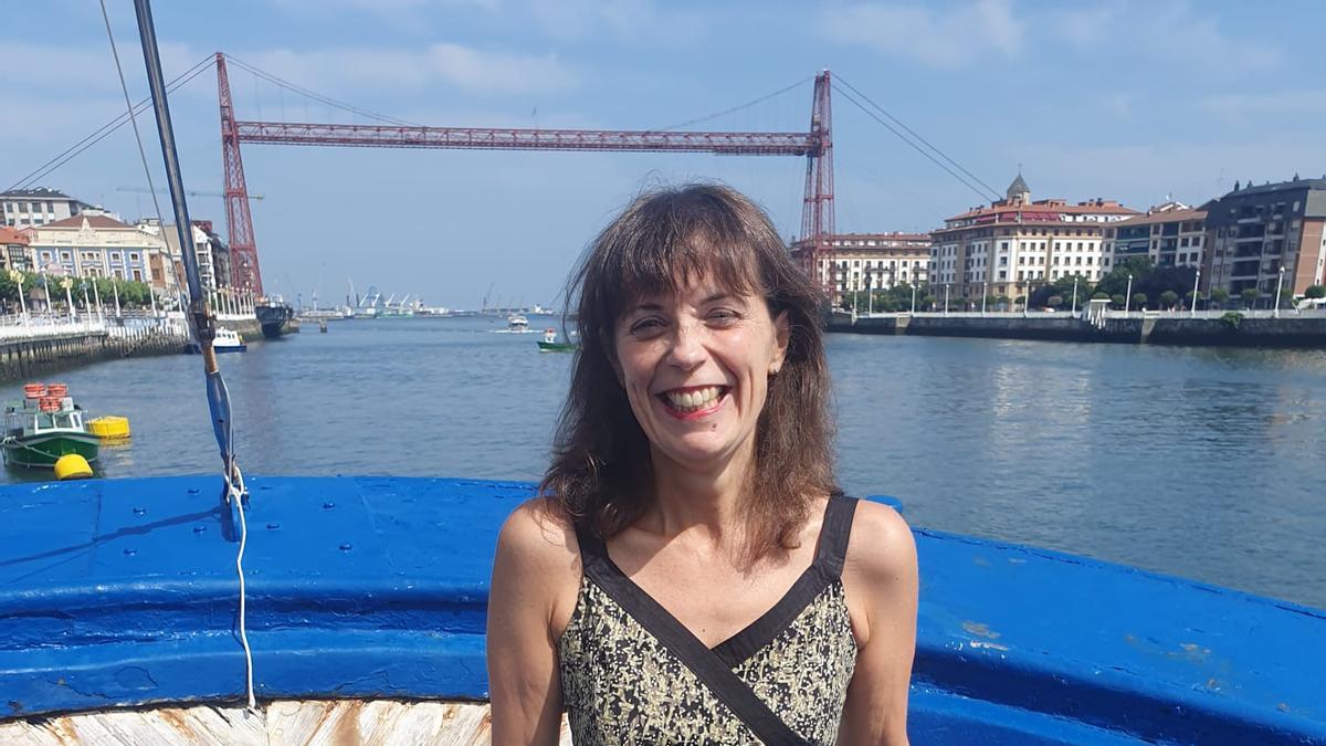 La periodista jarrillera Koro Mendieta posa con el Puente Colgante de fondo.