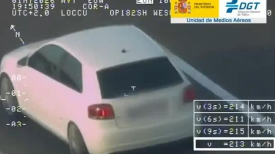 La DGT lo graba conduciendo a 210 km/h mientras rompe el motor