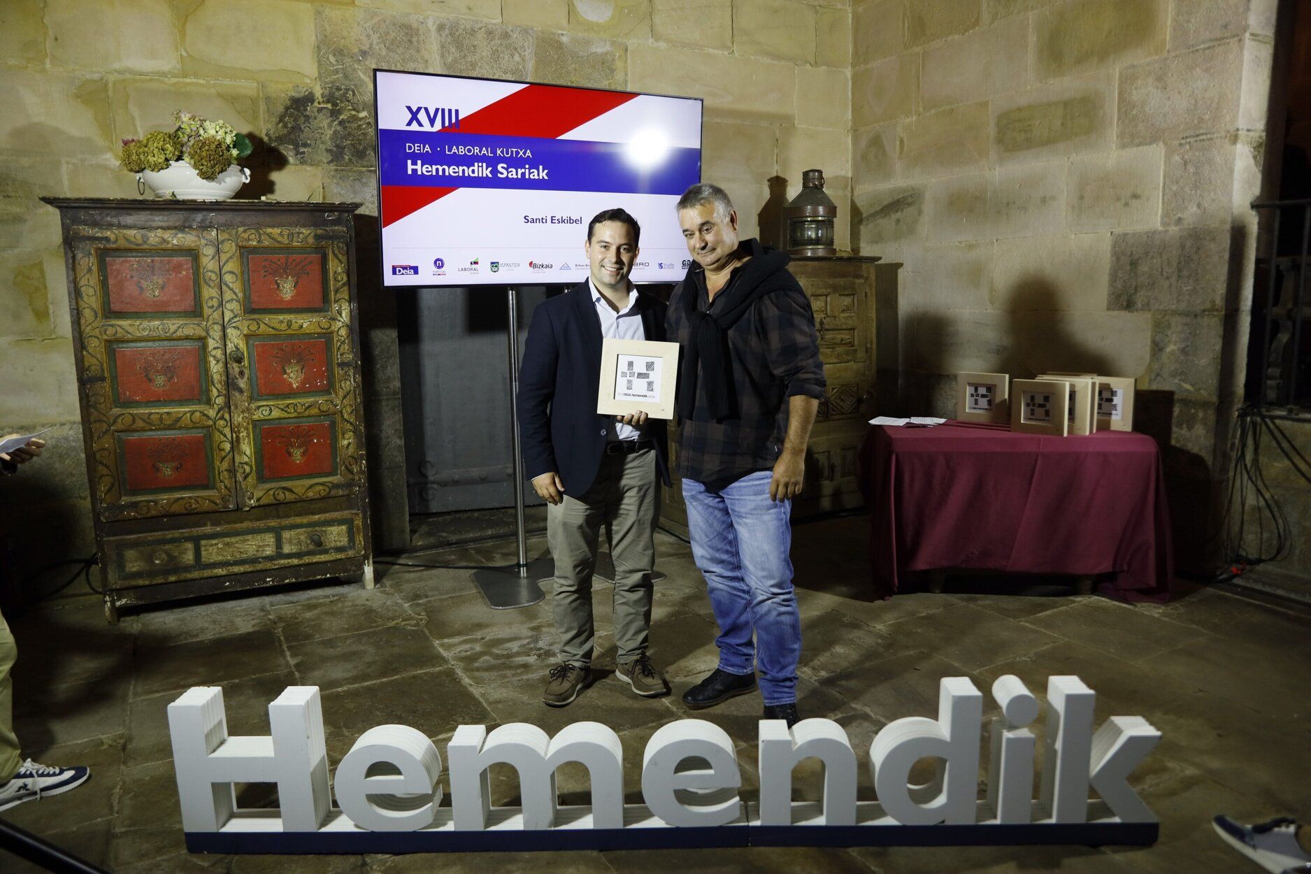 El alcalde de Murueta, Julen Karrion, agradeció a Santi Eskibel sus 35 años de dedicación al servicio del municipio