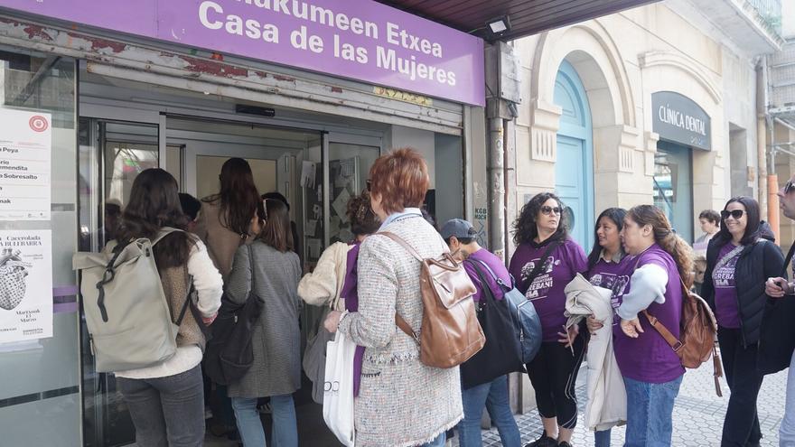 Trabajadoras de residencias y centros de día toman la Casa de las Mujeres en Donostia.