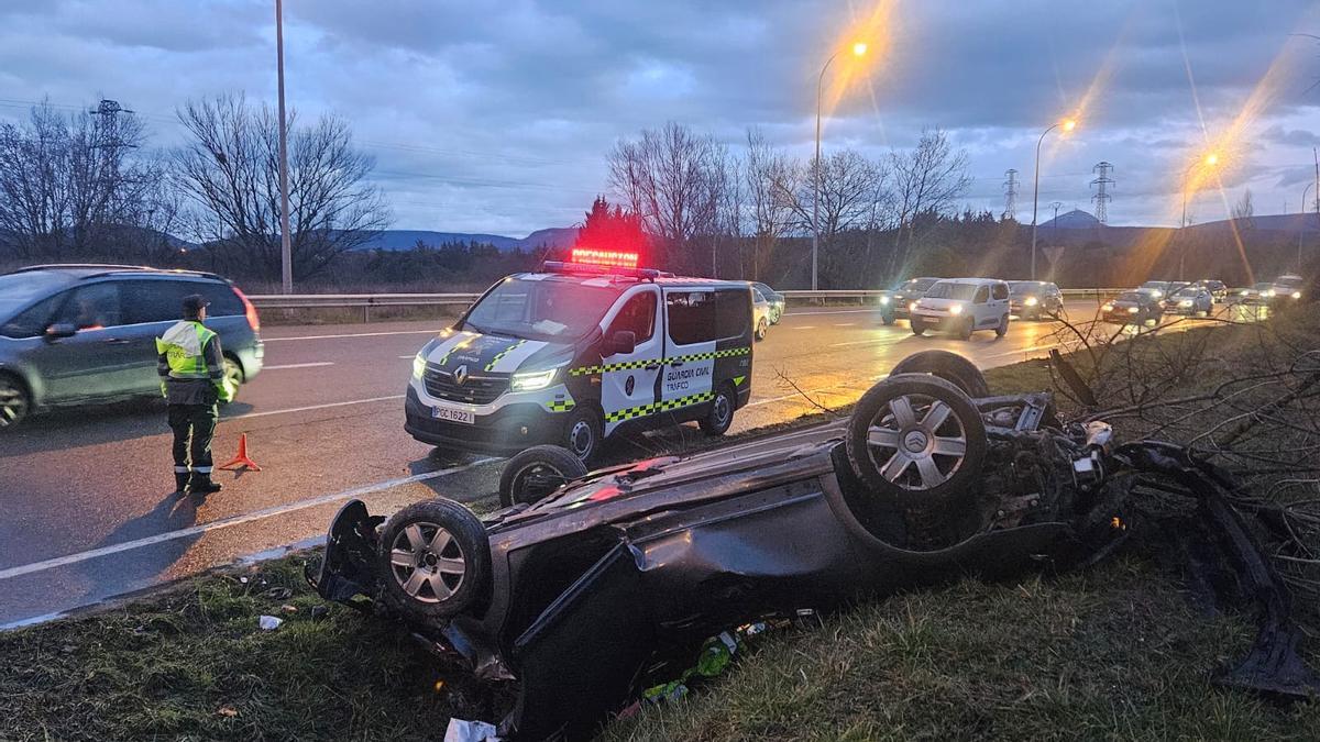 Imagen del vehículo volcado tras salirse de la vía en Galar